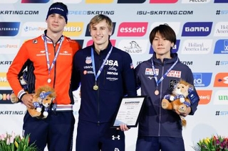 　男子５００メートルで３位に入った森重航（右）。中央は優勝したジョーダン・ストルツ＝ヘーレンフェイン（共同）