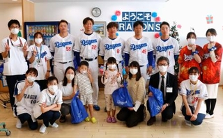 　名古屋市内の病院を訪れ、子どもたちと交流した中日・大島（後列中央）ら＝８日