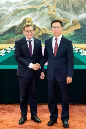 　ドイツのワーデフール外相（左）と握手する中国の韓正国家副主席＝８日、北京（新華社＝共同）