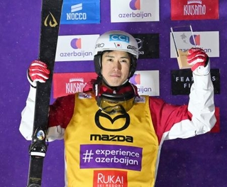 　モーグルＷ杯第２戦、男子で２位となった堀島行真＝ルカ（共同）