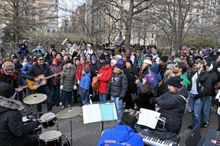 　米ニューヨーク・セントラルパークの広場で、ビートルズのナンバーを合唱するファンら＝８日（共同）