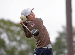 　最終ラウンド、通算１０アンダーで暫定２位の桜井心那＝マグノリアグローブ（共同）