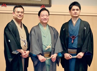 　第２０回繁昌亭大賞に選ばれた（左から）笑福亭鉄瓶さん、桂佐ん吉さんと新人賞の笑福亭笑利さん＝９日午前、大阪市
