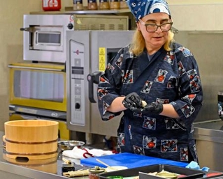 　８日、キーウにある国立貿易経済大で、すしの握り方を実演するラリサ・バルスカさん（共同）　