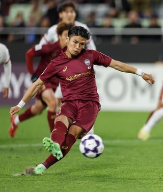 　神戸-成都　試合終了間際、同点ＰＫを決める佐々木＝ノエスタ