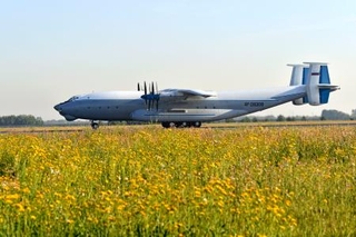 　アントノフ２２＝２０１９年８月、ロシア・ノボシビルスク（タス＝共同）