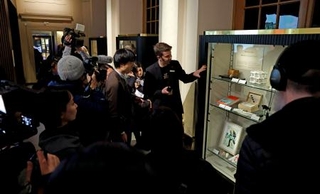 　ノーベル博物館が報道陣に公開した今年のノーベル賞受賞者の寄贈品＝９日、ストックホルム（共同）