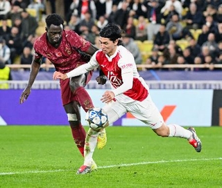 　ガラタサライ戦で競り合うモナコの南野（右）＝モナコ（共同）