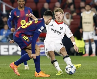 　バルセロナ戦でゴールを狙うＥフランクフルトの堂安（右）＝バルセロナ（共同）