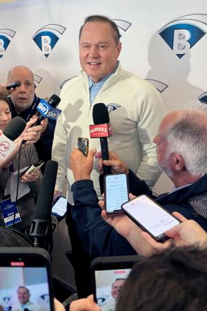 　取材に応じるボラス氏＝９日、米フロリダ州オーランド（共同）