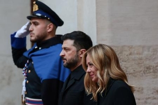 　ウクライナのゼレンスキー大統領（中央）とイタリアのメローニ首相（右）＝９日、ローマ（ロイター＝共同）