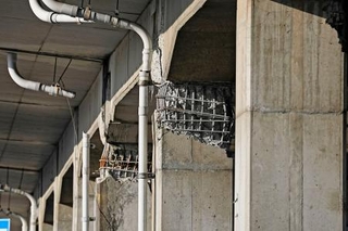 　地震の影響で損傷したＪＲ八戸線の高架橋＝１０日午前９時２９分、青森県八戸市