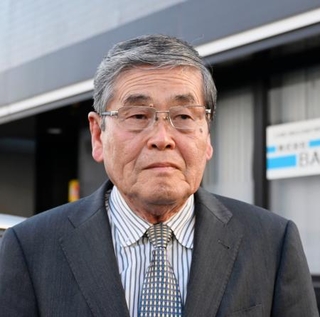 　判決後、取材に応じる宮崎県串間市の福添忠義前副市長＝１０日午後、宮崎市