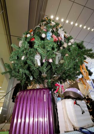 　ＪＲ博多駅に設置された、持ち主が見つからなかった忘れ物で飾り付けられたクリスマスツリー＝１０日午後