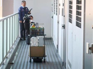 　自律搬送ロボットがけん引する専用カートで運ばれる荷物＝１０日午後、愛知県稲沢市