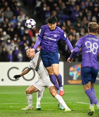 　広島-上海申花　後半、決勝ゴールを決める広島・荒木（中央）＝Ｅピース