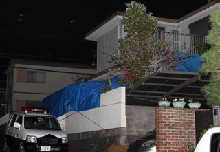 　庭に２遺体が遺棄されたとみられる住宅＝１０日午後１１時２２分、大津市