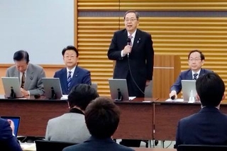 　公明党中央幹事会であいさつする斉藤代表（右から２人目）＝１１日午前、東京都新宿区の党本部