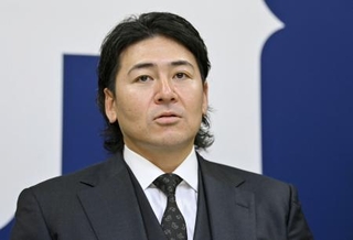 　契約更改を終え、取材に応じる広島・会沢＝１１日、マツダスタジアム