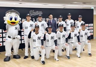 　ロッテの新入団記者会見で記念写真に納まる（前列左から）桜井ユウヤ内野手、毛利海大投手、石垣元気投手、奥村頼人投手、冨士隼斗投手。（後列左から）高橋快秀投手、田中大聖投手、サブロー監督、岡村了樹捕手、中山優人投手、杉山諒外野手＝１１日、東京都新宿区