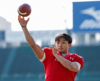 　アメフトの甲子園ボウルに向け、調整する関学大のＱＢ星野太＝甲子園