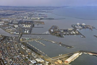 　８日深夜に強い揺れを観測した青森県八戸市の沿岸部。手前は八戸港＝９日