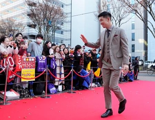 　Ｊリーグの年間表彰式に臨む鹿島のＧＫ早川友基＝１１日、横浜アリーナ