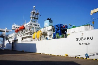 　ＮＴＴグループの海底ケーブル敷設船「ＳＵＢＡＲＵ」＝１１日午後、横浜港