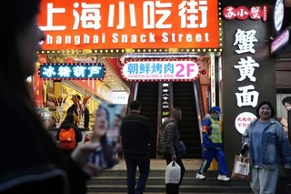 　中国上海市の繁華街＝１１月（共同）