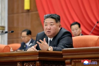 　北朝鮮の朝鮮労働党中央委員会拡大総会に臨む金正恩党総書記（朝鮮中央通信＝共同）