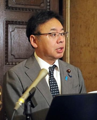 　記者会見する上野厚労相＝１２日午前、国会