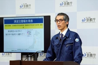 　北海道と東北に津波注意報が発表されたことを受け記者会見する気象庁の担当者＝１２日午後０時５０分
