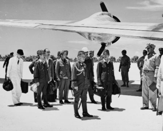 　マニラ会談へ向かう使節団（手前中央が河辺虎四郎中将、その手前右が大竹貞雄少尉）＝１９４５年８月１９日、沖縄・伊江島（米海軍歴史・遺産コマンドのアーカイブより）