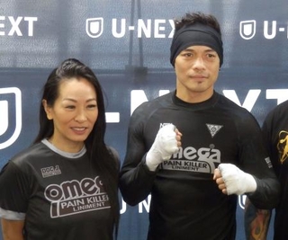 　写真に納まるＷＢＡバンタム級暫定王者のノニト・ドネア（右）と妻のレイチェルさん＝１２日、東京都内
