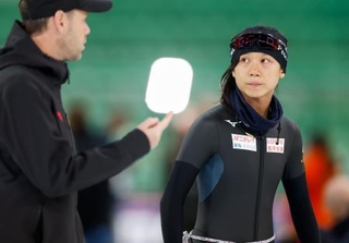 　スピードスケートＷ杯第４戦を前に調整する高木美帆（右）＝ハーマル（共同）