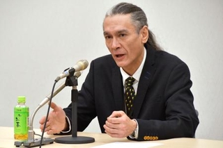 　講演するキム・エアリスさん＝１２日午後、参院議員会館