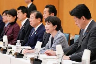 　政府の男女共同参画会議であいさつする高市首相（右から２人目）＝１２日午後、首相官邸