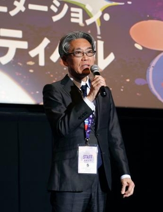 　開会式であいさつする井上伸一郎フェスティバル・ディレクター＝１２日午後、名古屋市