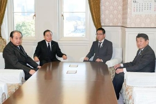 　会談に臨む自民党の梶山国対委員長（左から２人目）と日本維新の会の遠藤国対委員長（同３人目）ら＝１２日、国会