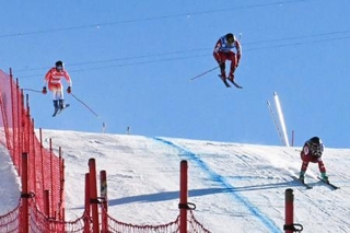 　決勝トーナメント１回戦で滑走する須貝龍（中央）＝バルトランス（共同）