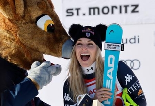 　アルペンスキーＷ杯女子滑降、史上最年少４１歳で通算８３勝目を挙げ、表彰台でマスコットと喜ぶリンゼイ・ボン＝１２日、サンモリッツ（ロイター＝共同）