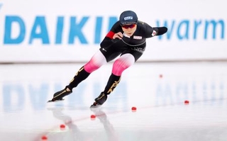 　女子１５００メートルで滑走する高木美帆。１分５４秒９５で今季初優勝し、ミラノ・コルティナ冬季五輪代表入りを確実にした＝ハーマル（共同）
