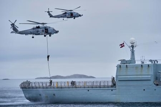 　グリーンランド・ヌークの海で、欧州のＮＡＴＯ加盟国部隊との訓練に参加するデンマーク軍＝９月（ＡＰ＝共同）