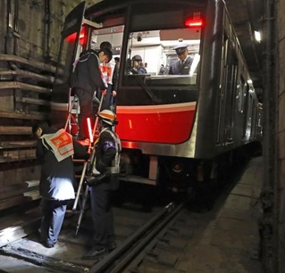 　大阪メトロが実施した、南海トラフ巨大地震の発生を想定した避難訓練＝１３日未明、大阪市