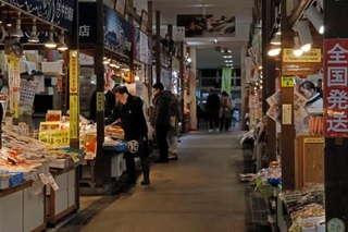 　観光客の姿がまばらな函館朝市＝１３日午前、北海道函館市