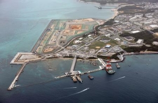 　沖縄県名護市辺野古の沿岸部。南側（奥）の埋め立てはほぼ終了し、東側の大浦湾（手前）でも埋め立て用土砂の投入が開始された＝１１月