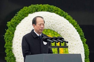 　「南京大虐殺記念館」で開かれた国家追悼式典で演説する中国共産党の石泰峰・中央組織部長＝１３日、中国江蘇省南京市（共同）