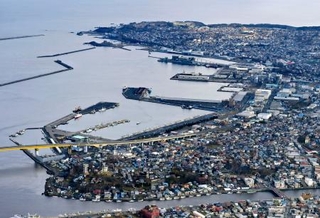 　地震で強い揺れを観測した青森県八戸市の沿岸部＝９日（共同通信社機から）