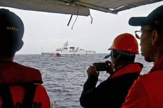 　昨年８月、南シナ海のサビナ礁に近い海域で、中国海警局の船を監視するフィリピンの中型巡視船の乗員
