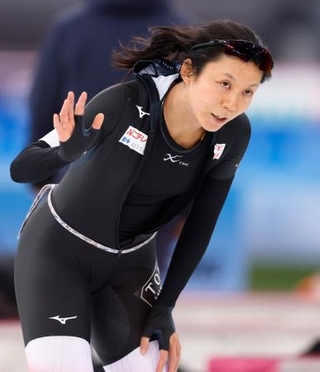 　女子１０００メートルのレースを終え、観客に手を振る高木美帆。１分１４秒３９で優勝し、１５００メートルに続いてミラノ・コルティナ冬季五輪代表入りを確実にした＝ハーマル（共同）
